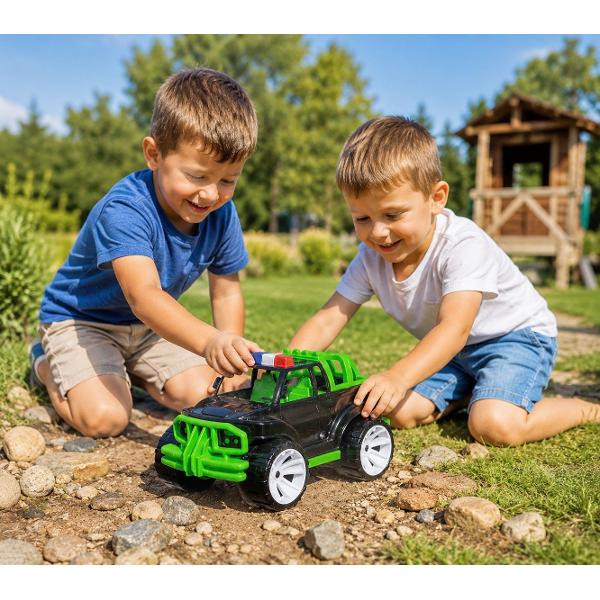Jeepul de jucarie pentru copii este potrivit pentru jocuri active atat in interior cat si in exterior Datorita dimensiunii sale generoase si rotilor mari masinuta poate fi folosita cu usurinta pe diferite suprafete in curte in parc in nisipar sau acasa Modelul are un design atractiv inspirat de un vehicul de teren cu caroserie rezistenta bara de protectie roti stabile si elemente decorative pe acoperis Forma masinutei este adaptata pentru mainile copiilor fiind usor de impins 