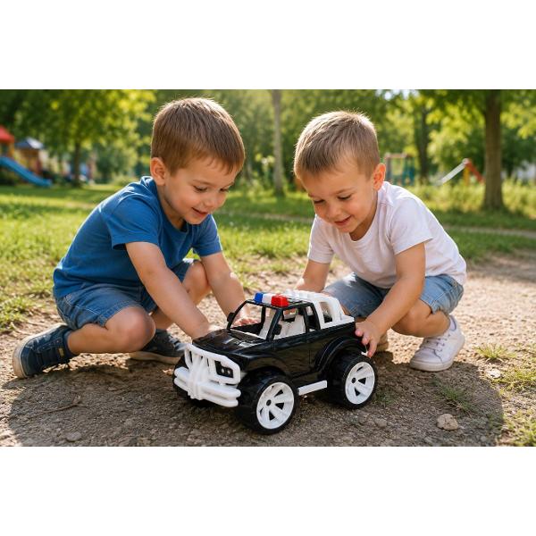 Jeepul de jucarie pentru copii este potrivit pentru jocuri active atat in interior cat si in exterior Datorita dimensiunii sale generoase si rotilor mari masinuta poate fi folosita cu usurinta pe diferite suprafete in curte in parc in nisipar sau acasa Modelul are un design atractiv inspirat de un vehicul de teren cu caroserie rezistenta bara de protectie roti stabile si elemente decorative pe acoperis Forma masinutei este adaptata pentru mainile copiilor fiind usor de impins 