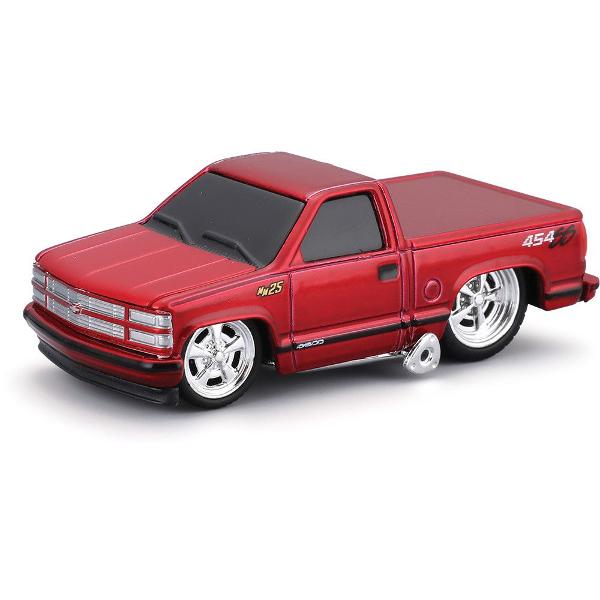 Set Muscle Transports Camion Si Masinuta Metalica Scara 1 la 64 de colectie conceput pentru pasionatii de vehicule clasice si pentru copii care apreciaza jocul realist Produsul include un camion transportor si un vehicul incarcat ambele fabricate din metal cu detalii din plastic oferind rezistenta si un aspect autentic Designul este inspirat din modele auto clasice cu finisaje atent lucrate elemente grafice vintage si roti functionale care permis rularea usoara Setul reproduce fidel 
