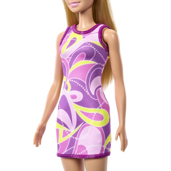 Papusa Barbie este mereu la moda cu tinute cool cu printuri deoasebite si cei mai fabulosi pantofi Stilul papusilor Barbie iese in evidenta oricand si oriunde Papusa Barbie este pregatita pentru o noua poveste avand tot timpul o tinuta potrivita Cu Barbie poti fi orice iti doresti Include papusa Barbie cu o tinuta si pantofi Include papusa Barbie blonda cu rochita multicolora iar in picioare poarta o pereche de sandale roz