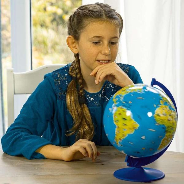 Construieste structuri 3D deosebite cu puzzle-urile 3D de la Ravensburger Descopera modul tridimensional de asamblare a puzzle-urilor piesele sunt realizate dintr-un plastic rigid care permite mentinerea constructiei fara a folosi lipici Obiectele asamblate nu se desfac in straturi iar piesele se fixeaza ferm intre ele Pe partea interioara a fiecarui puzzle este imprimat un numar astfel incat modelul se construieste urmand ordinea elementelor Materialul folosit la producerea pieselor este 