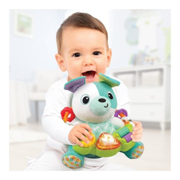 Catelus de Plus Interactiv Joaca-te Cu Mine O Lume de Distractie si Invatare pentru Micutul Tau Descopera jucaria ideala pentru bebelusul tau catelusul de plus interactiv echipat cu un inele de activitate detasabile si urechi incretite Aceasta jucarie minunata nu doar ca este adorabila si moale dar este si plina de surprize si activitati care vor captiva atentia micutului tau si il vor ajuta sa se dezvolte armonios Inelele de activitate colorate rolele glisante si butoanele colorate sunt 
