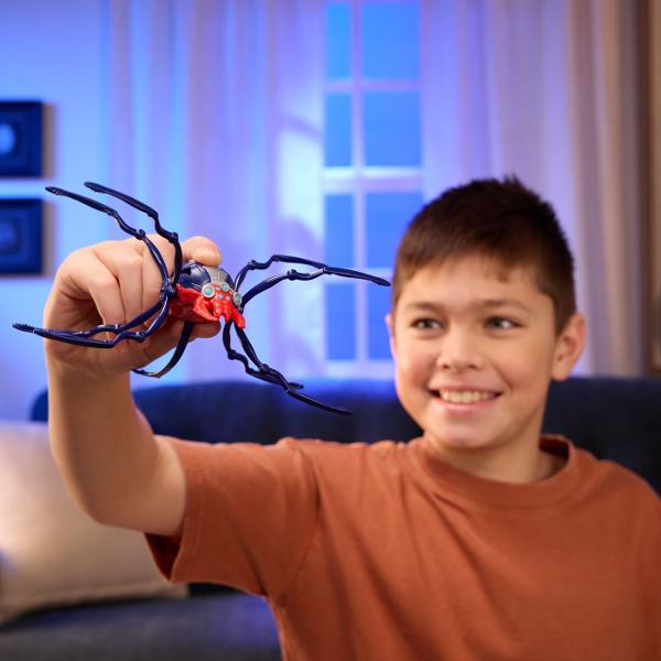Sa inceapa distractia si micile farse alaturi de familia si prietenii tai cu Paianjenul HEX BOTS Aceasta jucarie robotica super haioasa va aduce cu siguranta hohote de ras si mici sperieturi prietenesti oricui se teme de gaze si insecte  Priveste cum Paianjenul tau alearga de zor pe podea multumita miscarilor sale autonome complet unice Poate traversa orice tip de teren asa ca il poti trimite in misiune chiar si afara in aer liber Paianjenul prinde viata instantaneu cu designul sau 