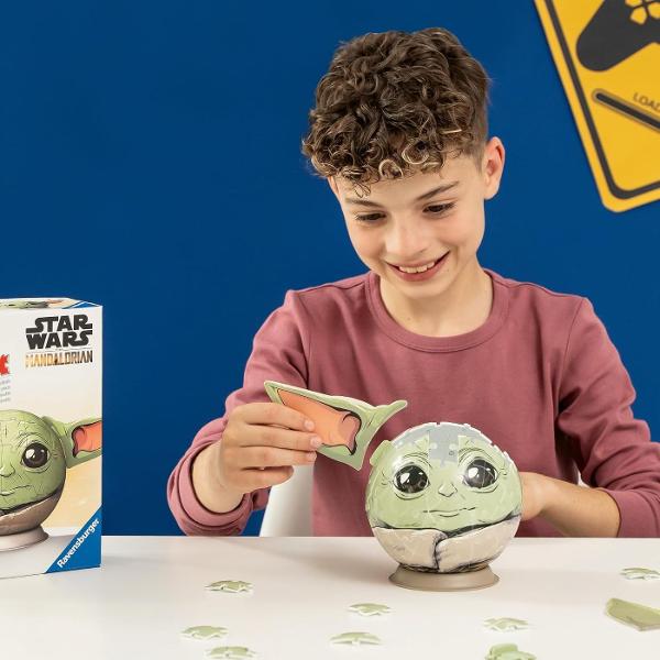 Creeaza constructii 3D unice cu puzzle&8209;urile 3D de la Ravensburger Descopera modul tridimensional de asamblare a puzzle&8209;urilor realizate din material plastic rigid care permite stabilitatea constructiei fara a folosi lipici Obiectele asamblate nu se desprind iar piesele se imbina ferm intre ele Materialul folosit pentru producerea elementelor este usor de curatat  este suficient sa folosesti o carpa umeda Globul Star Wars Grogu este ideal pentru fanii acestui personaj Sfera cu 