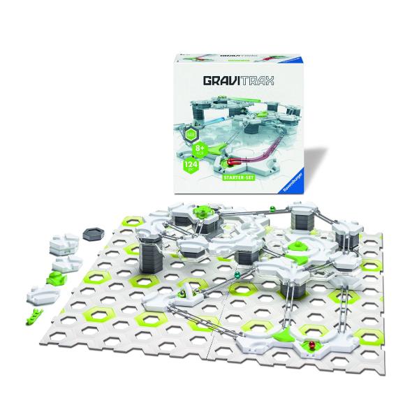 GraviTrax Starter este un set plin de actiune creativitate si posibilitati nelimitate de constructie GraviTrax este un sistem interactiv de piste pentru bile care permite crearea unor constructii spectaculoase si observarea modului fascinant in care actioneaza gravitatia in practica Setul ofera posibilitatea de a proiecta piste pe mai multe niveluri de a experimenta cu viteza directia miscarii si diverse efecte speciale Datorita elementelor variate pot fi construite atat trasee simple 