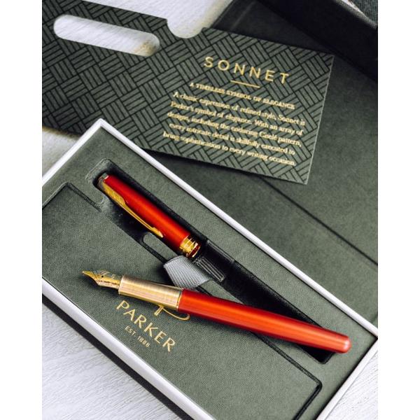 Stilou Sonnet Royal Red Lacquer GT 18K Parker&nbsp;Corp si capac din alama lacuit cu multiple straturi de lac rosu luciosCapacul se inchide prin apasarePenita din aur masiv de 18K placata cu aur de 23K prin tehnologie PVD Physical Vapor Deposition Systems avand in varf pastila de iridiu Stiloul functioneaza atat cu cartuse cat si cu convertorAccesorii din alama placate cu aur de 23K prin tehnologie PVDClip din otel 