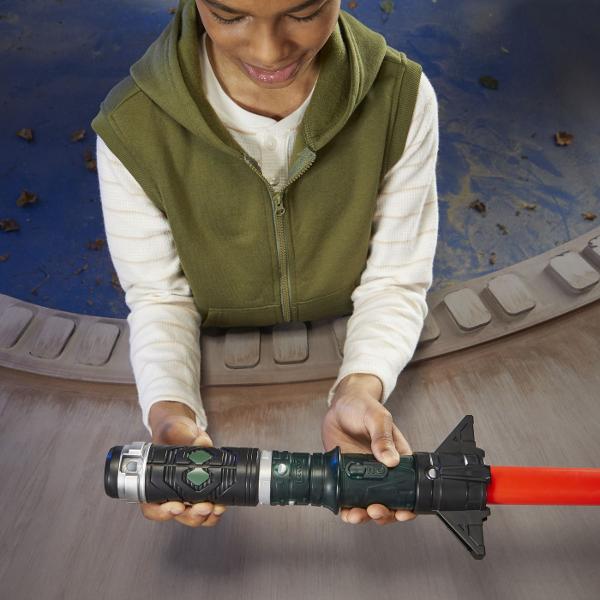 Copiii isi pot imagina propriile dueluri de rol cu sabiile laser Lightsaber Forge cu lame extensibile inspirate din Galaxia Star Wars Copiii cu varsta de 4 ani si peste pot crea o sabie laser si isi pot imagina batalii cu jucarii de rol personalizabile inspirate de armele Jedi si Sith din Galaxia Star Wars Foloseste lama capacul husa si miezul incluse pentru a crea o sabie laser si imagineaza-ti cum valorifica puterea Fortei in timp ce lupta in dueluri cu sabii laser Si cu piese 