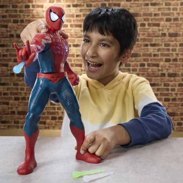 Setul Spider Man Incarcare de Putere aduce actiunea inspirata din universul Marvel direct in joaca celor mici printr-o figurina Spider Man de dimensiuni mari de aproximativ 365 cm Figurina are un design detaliat cu elemente inspirate de costumul eroului si functii interactive care transforma fiecare aventura intr-o experienta dinamica Setul include accesorii speciale pentru activarea diferitelor efecte de putere permitand copiilor sa recreeze scene spectaculoase si propriile misiuni de 