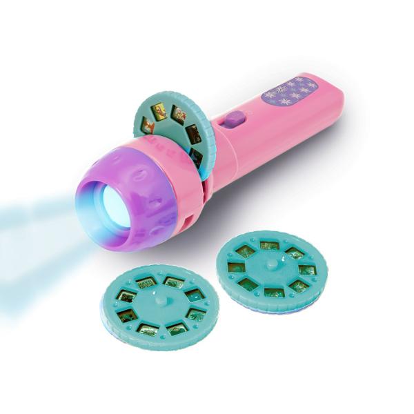 Cu mini proiectorul Frozen 2 poti acum sa iti urmaresti eroinele preferate Amplaseaza rola in proiector si urmareste imaginile uimitoare din Frozen 2 derulandu-se iar si iar Pachetul contine 3 role de proiector cu un total de 24 de imagini Produsul include 1 mini proiector 3 role de proiector cu imagini Manual