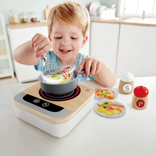 invata sa gatesti cu acest aragaz Are un ventilator incorporat Fara caldura Include sase retete pe trei discuri de pasla o spatula metalica si un set de recipiente cu sare si piper Pregatiti mesele pentru prietenii si familia dvs ca un adevarat bucatar Alegeti o reteta porniti aragazul si amestecati mancarea Aragazul se va opri automat daca nu este utilizat timp de 90 de secunde &bull Ventilatorul din aragaz face ca alimentele sa se miste realist in tigaie Comutatorul senzorului 
