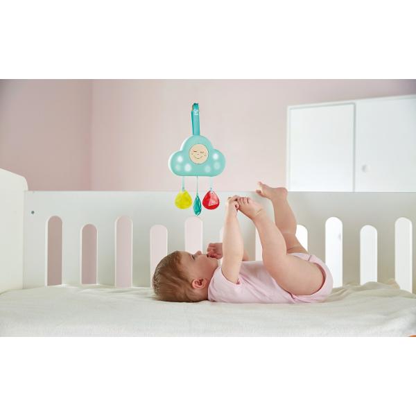 Ajuta-i pe micutii tai sa doarma linistiti cu aceast minunat norisor musical cu lumina Dispune de trei picaturi de ploaie agatate care va permit sa modificati setarile de iluminare si sa selectati intre 10 piese audio inclusiv opt melodii blande si batai de inima linistitoare si sunete de ploaie Dispune de un cronometru si un senzor care va activa norul daca bebelusul tau se trezeste plangand Se ataseaza usor de un patut patut sau carucior Trageti de picatura galbena de ploaie pentru a 