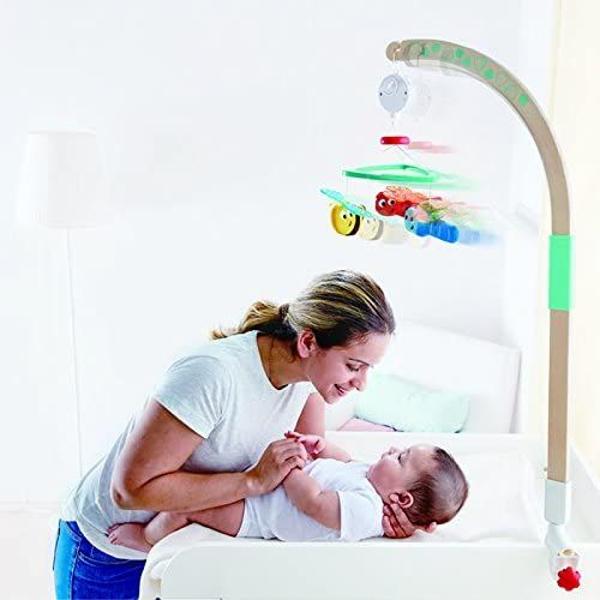 Faceti ca timpul de schimbare al bebelusului si timpul de culcare sa fie mai distractiv cu acest carusel muzical colorat care se fixeaza in siguranta pe patuturi sau pe mesele de infasat Un brat din lemn reglabil il face usor de instalat si flexibil de utilizat Dispune de o cutie de muzica Porniti cutia muzicala si Usor de instalat cu doua setari de inaltime Clema de fixare poate fi pozitionata orizontal sau vertical pe patuturi mese de schimb si alte platforme similare Aripile 