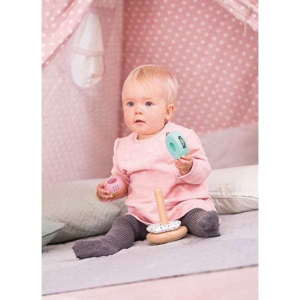Turnul de stivuire este realizat din diverse materiale inclusiv lemn plastic si textile Multe detalii minuscule cum ar fi zornaitul elementele sau cochilii il incurajeaza pe micul tau explorator sa faca muzica fiecare articol oferind un efect de sunet diferit Jucariile sunt realizate din lemn folosind materiale ecologice vopsite in culori atragatoare cu vopsele nontoxice care depasesc cele mai inalte si stricte standarde internationale de siguranta si calitate precum EN71 ISO9001 