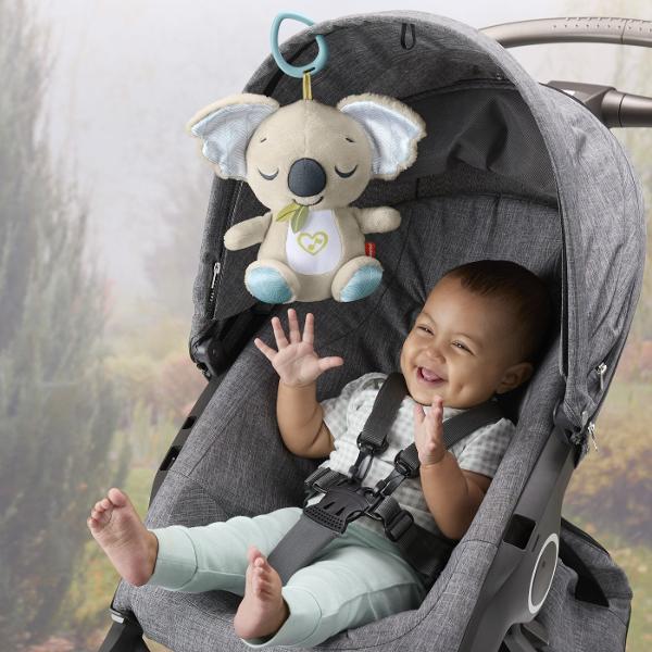 Ofera-i bebelusului tau clipe de liniste si confort cu jucaria Fisher Price On-the-Go Koala Soother Acest plus moale si prietenos reda peste 20 de minute de muzica si sunete linistitoare perfecte pentru somn sau relaxare Koala are un design adorabil usor de atasat la carucior sau geanta astfel incat poate insoti copilul oriunde Materialul delicat este sigur pentru bebelusi facand din aceasta jucarie un cadou ideal inca din primele luni de viata Functioneaza cu 2 baterii AA incluse 