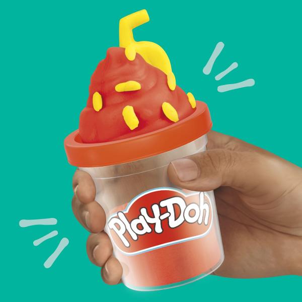 Setul Play-Doh Pizza si Milkshake ii invita pe cei mici sa creeze preparate colorate si amuzante din plastilina Copiii pot modela o felie de pizza pot adauga diferite toppinguri si pot realiza un milkshake decorat dupa propria imaginatie Accesoriile incluse stimuleaza joaca de rol creativitatea si indemanarea oferind multiple posibilitati de combinare si decorare Setul contine plastilina Play-Doh in mai multe culori cu o cantitate totala de aproximativ 113 g si este recomandat copiilor 