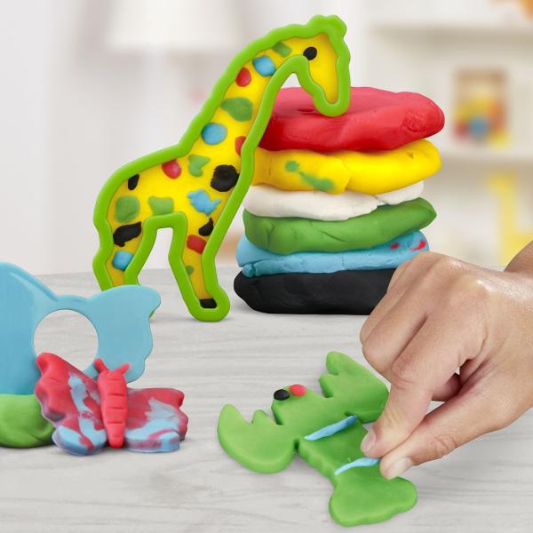 Setul Play-Doh Forme este ideal pentru primele activitati creative cu plastilina oferind copiilor posibilitatea de a modela presa si decupa diferite forme intr-un mod distractiv Setul include forme geometrice si accesorii de modelaj precum si plastilina Play-Doh in 6 culori cu o cantitate totala de 170 g Joaca ajuta la dezvoltarea creativitatii coordonarii mana-ochi si motricitatii fine incurajand copiii sa combine culorile si sa creeze propriile modele Recomandat copiilor cu varsta de 