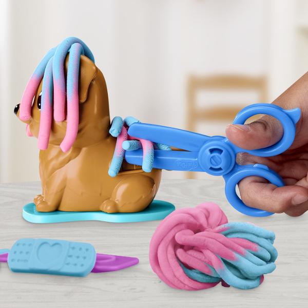 Setul Play-Doh Mini ofera copiilor o modalitate distractiva de a modela si crea diferite forme din plastilina Cu ajutorul presei si al accesoriilor incluse plastilina poate fi presata prin diverse sabloane pentru a obtine modele forme si decoratiuni variate Setul include 2 recipiente cu plastilina Play-Doh in culori diferite cu o cantitate totala de 113 g precum si accesorii pentru modelare si decupare Activitatea stimuleaza creativitatea imaginatia indemanarea si motricitatea fina 