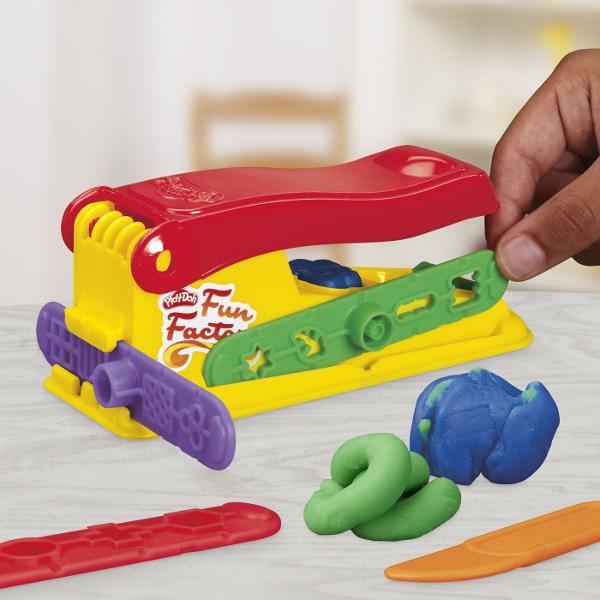 Setul Play-Doh Mini ofera copiilor o modalitate distractiva de a modela si crea diferite forme din plastilina Cu ajutorul presei si al accesoriilor incluse plastilina poate fi presata prin diverse sabloane pentru a obtine modele forme si decoratiuni variate Setul include 2 recipiente cu plastilina Play-Doh in culori diferite cu o cantitate totala de 113 g precum si accesorii pentru modelare si decupare Activitatea stimuleaza creativitatea imaginatia indemanarea si motricitatea fina 