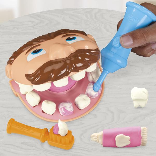 Setul Play-Doh Mini ofera copiilor o modalitate distractiva de a modela si crea diferite forme din plastilina Cu ajutorul presei si al accesoriilor incluse plastilina poate fi presata prin diverse sabloane pentru a obtine modele forme si decoratiuni variate Setul include 2 recipiente cu plastilina Play-Doh in culori diferite cu o cantitate totala de 113 g precum si accesorii pentru modelare si decupare Activitatea stimuleaza creativitatea imaginatia indemanarea si motricitatea fina 