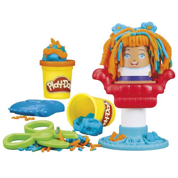 Setul Play-Doh Mini ofera copiilor o modalitate distractiva de a modela si crea diferite forme din plastilina Cu ajutorul presei si al accesoriilor incluse plastilina poate fi presata prin diverse sabloane pentru a obtine modele forme si decoratiuni variate Setul include 2 recipiente cu plastilina Play-Doh in culori diferite cu o cantitate totala de 113 g precum si accesorii pentru modelare si decupare Activitatea stimuleaza creativitatea imaginatia indemanarea si motricitatea fina 