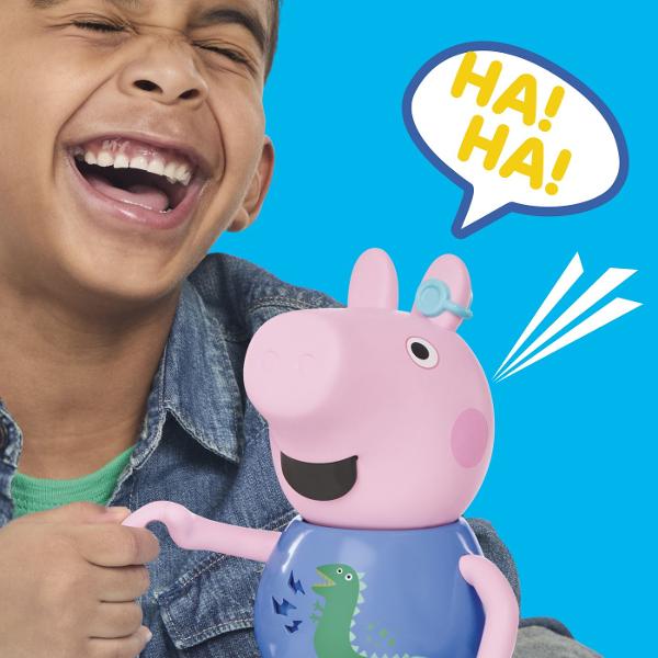 Descopera distractia muzicala alaturi de George indragitul personaj din seria Peppa Pig Figurina interactiva include peste 50 de sunete melodii si reactii amuzante Copiii pot apropia microfonul de gura figurinei pentru a-l auzi cantand pot apasa pe burta pentru a activa sunete si replici sau pot misca figurina pentru a descoperi diferite reactii Jucaria incurajeaza jocul de rol imaginatia si exprimarea muzicala fiind potrivita pentru micii fani Peppa Pig George tine in mana un microfon 