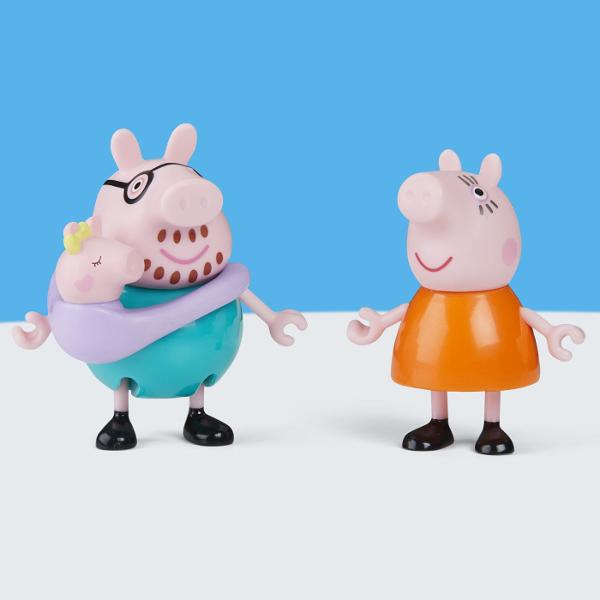 Familia Pig este acum o familie de cinci persoane Acest set de jucarii Peppa Pig include Daddy Pig Mummy Pig George Peppa si Baby Evie in transportorul ei Cei mici pot pune transportorul pe Mummy sau Daddy Pig si pot recrea scenele preferate din serial sau pot spune propriile povesti noi Figurinele pozitionabile se pot chiar tine de mana pentru momente dulci in familie Jucarii precum setul de figurine Peppa&39s Family of Five sunt cadouri excelente pentru fete si baieti de 3 ani si 