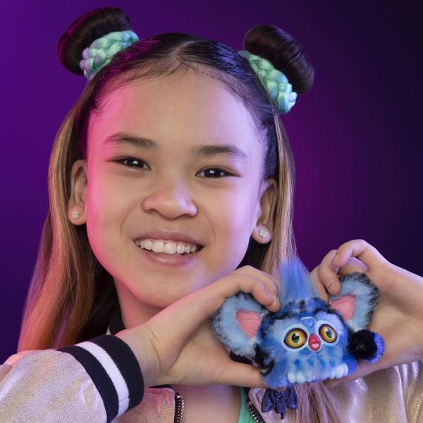 Descopera universul K Pop Vanatorii de Demoni alaturi de Furby Furblets Derpy Tiger o jucarie interactiva de dimensiuni compacte inspirata de simpaticul personaj din filmul Netflix KPop Demon Hunters Prin apasarea diferitelor zone interactive Furblet-ul poate reda peste 45 de sunete si melodii oferind o experienta de joaca distractiva si variata Designul combina aspectul caracteristic Furby cu elementele distinctive ale personajului Derpy Tiger fiind potrivit atat pentru joaca cat si 