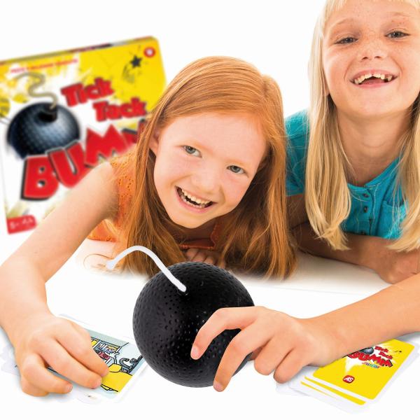 Tick Tack Bumm Junior este editia special conceputa pentru copii a cunoscutului joc Tick Tack Bumm oferind partide rapide pline de suspans rasete si provocari distractive Jocul ii incurajeaza pe cei mici sa gandeasca repede sa isi dezvolte vocabularul si sa faca asocieri intre imagini si obiectele din jurul lor Regulile sunt simple si usor de inteles Activeaza bomba intoarce o carte si priveste imaginea indicata Primul jucator trebuie sa numeasca rapid un obiect care are legatura cu 