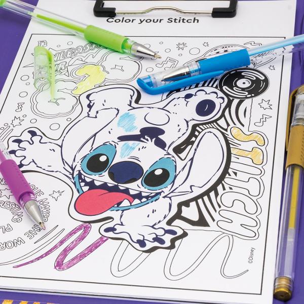 Happi Hobbi Jurnal Artistic Stitch este un set creativ dedicat copiilor care iubesc desenul coloratul si activitatile artistice Inspirat de indragitul personaj Disney Stitch jurnalul combina activitatile de desen cu decorarea paginilor oferind numeroase posibilitati de exprimare creativa In interior copiii vor descoperi materiale si accesorii cu ajutorul carora isi pot personaliza creatiile Pixurile fluorescente permit realizarea unor desene viu colorate iar elementele decorative precum 