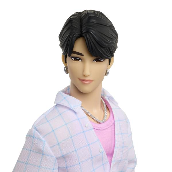 Figurina Jinu din K Pop Vanatori de Demoni este inspirata de personajul din grupul Saja Boys din universul Netflix KPop Demon Hunters Figurina are aproximativ 30 cm inaltime este articulata si poate fi pozitionata in diferite ipostaze pentru joaca sau expunere Jinu poarta o tinuta inspirata din aparitia sa &bdquoSoda Pop&rdquo cu camasa deschisa peste tricou pantaloni si accesorii tematice Setul include si accesorii suplimentare precum o pereche de ochelari un recipient si maini 