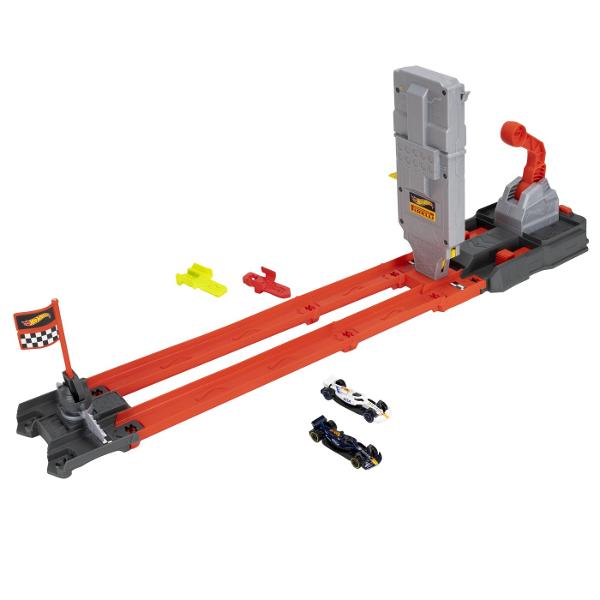 Circuitul de curse Hot Wheels Racing Grid Start Formula 1 2025 aduce emotia curselor de Formula 1 in universul Hot Wheels Setul permite copiilor sa organizeze curse rapide si competitii de reactie lansand simultan cele doua masinute incluse pe pista pentru a vedea cine ajunge primul la final Circuitul este inspirat de grila de start Formula 1 si include elemente tematice F1 precum turnul de start pista de curse si sistemul Hot Wheels Speed Snap conceput pentru o asamblare rapida si usoara 