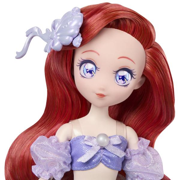 Papusa Ariel din colectia Disney Princess este inspirata de indragitul personaj din povestea Mica Sirena Papusa are aproximativ 23 cm inaltime si poarta o tinuta in nuante de mov si turcoaz cu detalii inspirate de lumea subacvatica Parul lung roscat si accesoriile tematice completeaza aspectul specific personajului Ariel Papusa este potrivita pentru recrearea scenelor preferate din povestea Disney si pentru inventarea unor noi aventuri pline de imaginatie Inaltime papusa aproximativ 23 cm 