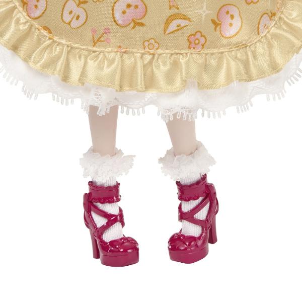 Papusa Alba Ca Zapada din colectia Disney Princess este inspirata de indragitul personaj din povestea clasica Disney Papusa are aproximativ 22 cm inaltime si poarta tinuta emblematica in nuante de albastru galben si rosu completata de bentita decorativa si detalii elegante Designul delicat si accesoriile tematice permit recrearea scenelor preferate din poveste si inventarea unor noi aventuri alaturi de Alba Ca Zapada Inaltime papusa aproximativ 22 cm Varsta recomandata 3 ani