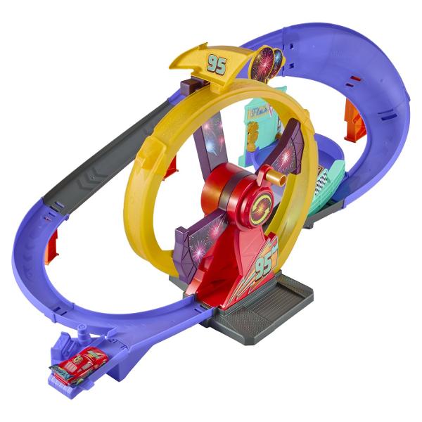 Pista de curse Disney Pixar Cars Celebration Raceway aduce actiunea si viteza din lumea Cars intr-un set de joaca spectaculos Copiii il pot lansa pe Fulger McQueen pe traseu cu ajutorul mecanismului de propulsie actionat manual si il pot trimite prin bucla centrala iluminata pentru curse pline de dinamism Setul include o masinuta Fulger McQueen si o pista cu lungimea de aproximativ 53 cm prevazuta cu elemente inspirate din Radiator Springs si zona Flo&39s V8 Cafe Masinuta inclusa poate 