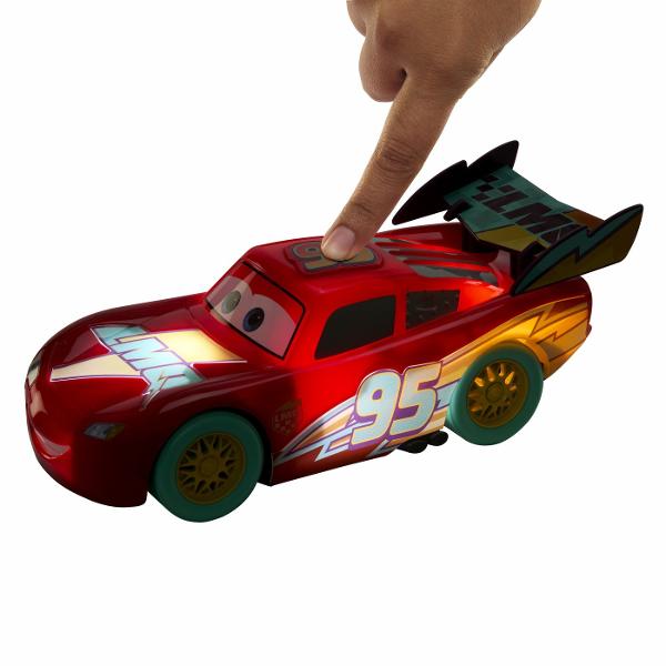 Masinuta Fulger McQueen din universul Disney Pixar Cars aduce cursele si aventurile personajului preferat direct in joaca celor mici Vehiculul este prevazut cu lumini si peste 10 sunete care pot fi activate pentru o experienta de joaca mai interactiva si mai distractiva Designul reproduce aspectul binecunoscut al lui Fulger McQueen cu numarul 95 si elementele grafice inspirate din film Masinuta este potrivita pentru joaca de rol curse si recrearea scenelor preferate din Cars Functii 