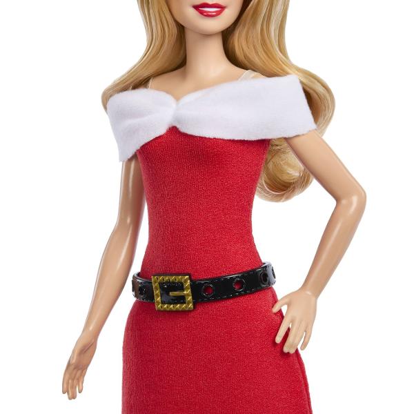 Papusa Barbie Style Craciunita aduce atmosfera sarbatorilor intr-o tinuta festiva inspirata de Craciun Barbie poarta o rochie rosie eleganta cu detalii albe pufoase in zona umerilor si curea neagra cu catarama aurie completata de pantofi si accesorii asortate Designul festiv o face potrivita pentru joaca tematica de sarbatori dar si pentru colectie Copiii pot recrea momente de Craciun si pot inventa propriile povesti alaturi de Barbie Varsta recomandata 3 ani