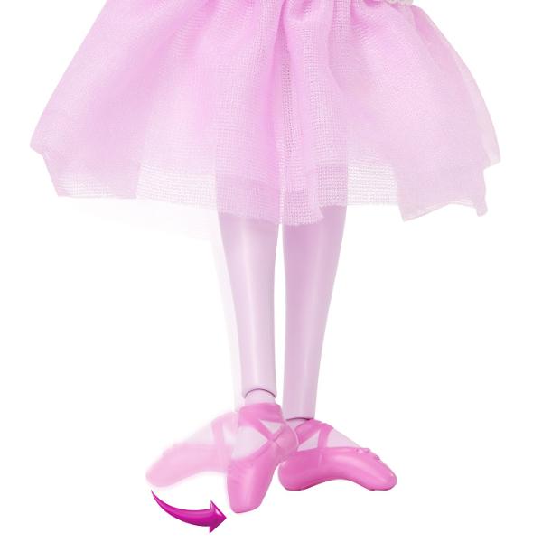 Papusa Clara din colectia Barbie Spargatorul de Nuci este inspirata de povestea clasica si de universul Barbie in the Nutcracker Clara poarta o rochie eleganta de balerina in nuante de roz cu detalii delicate maneci transparente si accesorii asortate completate de pantofi de balet Papusa este prevazuta cu functie de miscare a picioarelor pentru a recrea pozitii si miscari de balet iar setul include si un accesoriu tematic Spargator de Nuci Este potrivita pentru joaca de rol povesti 