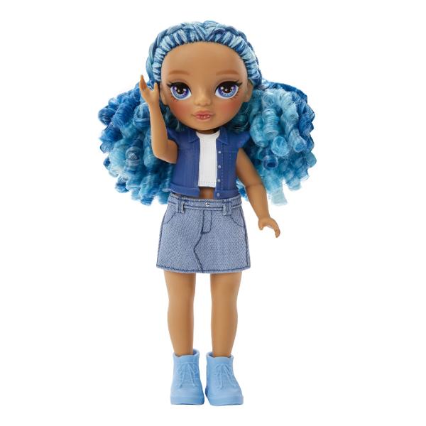 Descopera papusa Sapphire Bradshaw sora mai mica a lui Skyler Bradshaw parte din seria Rainbow High LittlesIncepe sa creezi povesti cu surorile mai mici ale papusilor tale Rainbow High preferate Sapphire Bradshaw este energetica extrovertita increzatoare si uneori impulsiva Cu ajutorul surorii ei mai mari gaseste intotdeauna drumul cel bunSapphire Bradshaw are un stil unic Este imbracata din cap pana in picioare in denim albastru cu o fusta din denim moale si o jacheta modelata din 