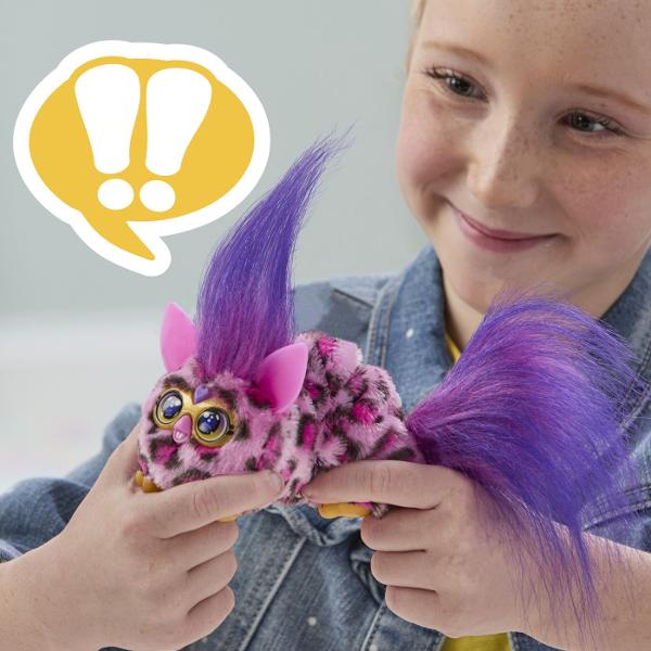 Jucarie interactiva din gama Furby Furblets KITT EE  conceputa pentru distractie muzicala si interactiune dinamica Produsul are un design compact si colorat cu blanita moale si detalii expresive fiind usor de transport si utiliza oriunde Jucaria este echipata cu peste 45 de sunete si efecte muzicale oferind o experienta variata prin activarea diferitelor functii Interactioneaza prin atingere si manipulare raspunzand cu sunete amuzante si melodii stimuland imaginatia si curiozitatea 