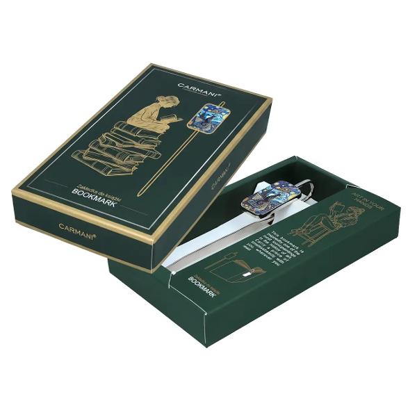 Transform&259; fiecare moment de lectur&259; &icirc;ntr-o experien&539;&259; plin&259; de elegan&539;&259; cu acest semn de carte metalic inspirat de arta celebrului pictor Vincent van GoghCu un design rafinat &537;i un finisaj argintiu semnul de carte &icirc;mbin&259; frumuse&539;ea artei cu utilitatea unui accesoriu practic Elementul decorativ inspirat din universul artistic al lui Van 