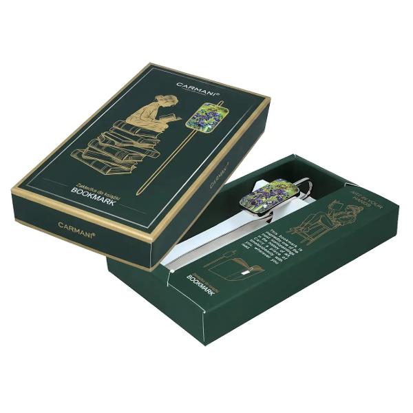 Transform&259; fiecare moment de lectur&259; &icirc;ntr-o experien&539;&259; plin&259; de elegan&539;&259; cu acest semn de carte metalic inspirat de arta celebrului pictor Vincent van GoghCu un design rafinat &537;i un finisaj argintiu semnul de carte &icirc;mbin&259; frumuse&539;ea artei cu utilitatea unui accesoriu practic Elementul decorativ inspirat din universul artistic al lui Van 