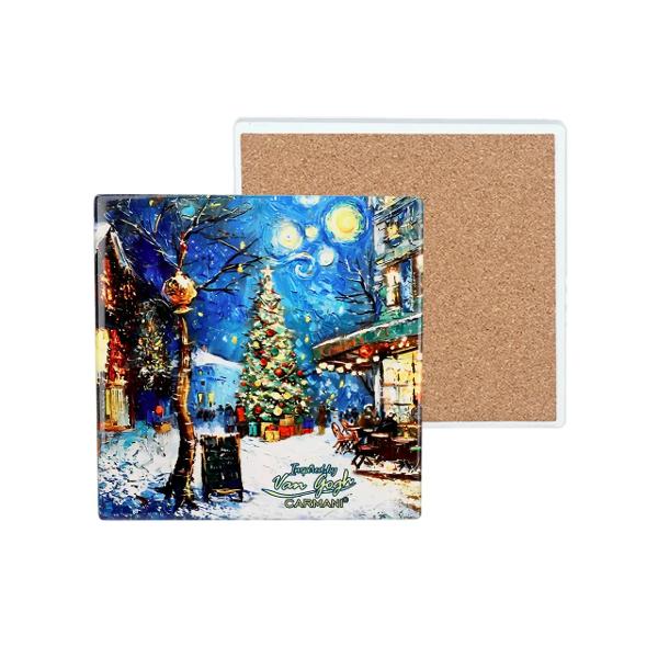 Adaug&259; farmecul s&259;rb&259;torilor de iarn&259; &537;i elegan&539;a artei &icirc;n decorul casei tale cu acest set de 4 suporturi ceramice pentru pahare &537;i c&259;ni decorate cu scene urbane de Cr&259;ciun realizate &icirc;n stilul inconfundabil al picturilor lui Vincent van GoghInspirate de universul artistic al celebrului pictor olandez ilustra&539;iile surprind atmosfera 