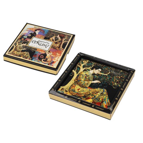 Adaug&259; o not&259; de elegan&539;&259; &537;i rafinament mesei tale cu acest set de 2 suporturi ceramice pentru pahare &537;i c&259;ni inspirate de celebrele picturi ale artistului Gustav KlimtDesignul deosebit aduce &icirc;n prim-plan universul artistic al pictorului austriac renumit pentru compozi&539;iile sale decorative motivele ornamentale elaborate &537;i accentele aurii 