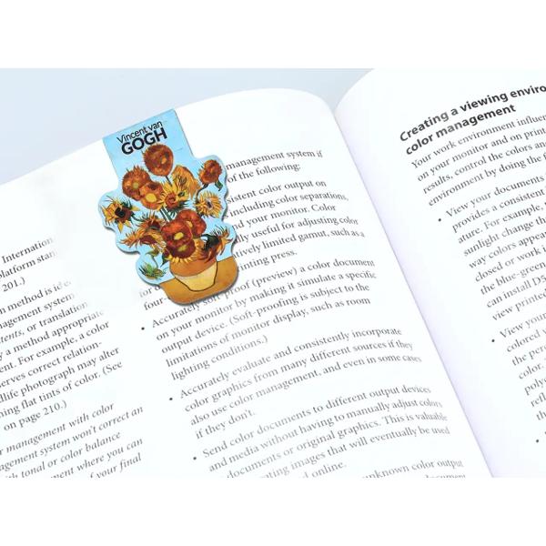Set cu bloc notes magnetic 8 x 8 cm &537;i 2 semne de carte magnetice Van Gogh &ndash; SunflowersAdu un strop de culoare c&259;ldur&259; &537;i inspira&539;ie artistic&259; &icirc;n fiecare zi cu setul magnetic Van Gogh &ndash; Sunflowers Inspirat de celebra serie de picturi &bdquo;Floarea-soarelui&rdquo; a artistului Vincent van Gogh acest set &icirc;mbin&259; frumuse&539;ea artei cu utilitatea accesoriilor 
