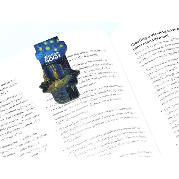 Set cu bloc notes magnetic 8 x 8 cm &537;i 2 semne de carte magnetice Van Gogh &ndash; Noapte &icirc;nstelat&259;Adu magia artei &icirc;n activit&259;&539;ile de zi cu zi cu setul magnetic Van Gogh &ndash; Noapte &icirc;nstelat&259; Inspirat de una dintre cele mai cunoscute capodopere ale celebrului pictor Vincent van Gogh acest set &icirc;mbin&259; frumuse&539;ea artei cu utilitatea accesoriilor de 