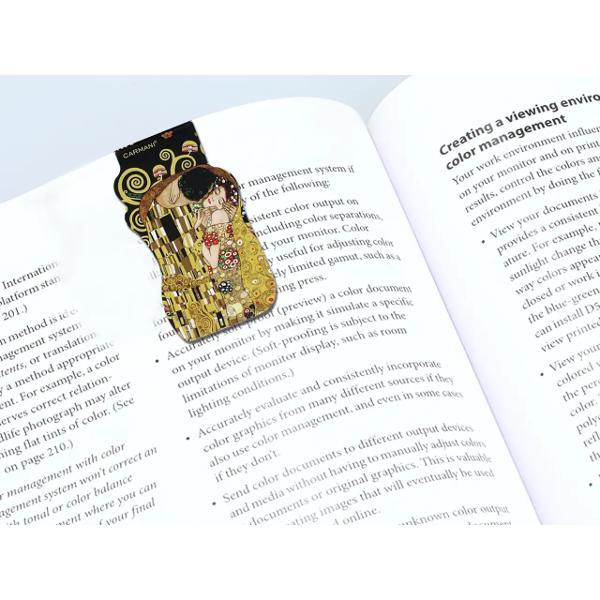 Adaug&259; un strop de elegan&539;&259; &537;i inspira&539;ie artistic&259; activit&259;&539;ilor de zi cu zi cu setul magnetic Klimt &ndash; Kiss &537;i Pomul Vie&539;ii Inspirat de dou&259; dintre cele mai cunoscute opere ale celebrului pictor austriac Gustav Klimt acest set &icirc;mbin&259; frumuse&539;ea artei cu utilitatea accesoriilor de papet&259;rieDesignul rafinat inspirat de 