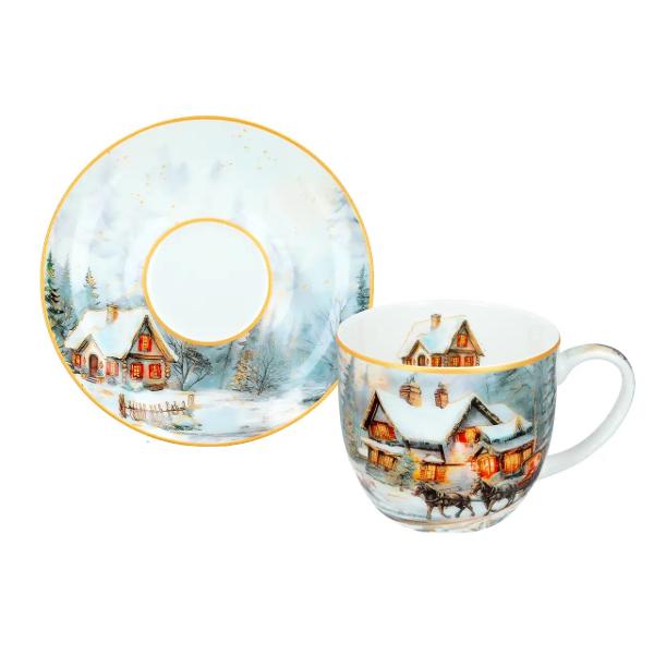 Set cu 2 ce&537;ti cu farfurioare din por&539;elan 250 ml &ndash; Peisaj de iarn&259; cu case &icirc;nz&259;pezite &537;i calea&537;c&259;Transform&259; fiecare pauz&259; de cafea sau ceai &icirc;ntr-un moment de poveste cu acest elegant set de 2 ce&537;ti cu farfurioare din por&539;elan fiecare cea&537;c&259; av&acirc;nd o capacitate de 250 mlCasele acoperite de 