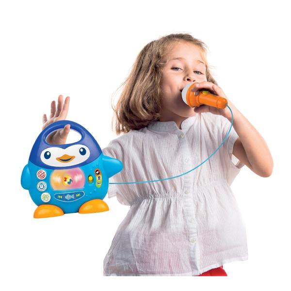 Player Muzical Pinguin este o jucarie muzicala interactiva prevazuta cu microfon functional ideala pentru momente de cantat si joaca Microfonul include un efect amuzant de ecou iar luminile LED clipesc in timpul redarii muzicii Playerul reda melodii vesele si sunete de aplauze iar efectele sonore cu animale pot fi adaugate peste melodii pentru o experienta de joaca mai distractiva Jucaria este prevazuta cu functii pentru trecerea la melodia urmatoare sau revenirea la cea anterioara 