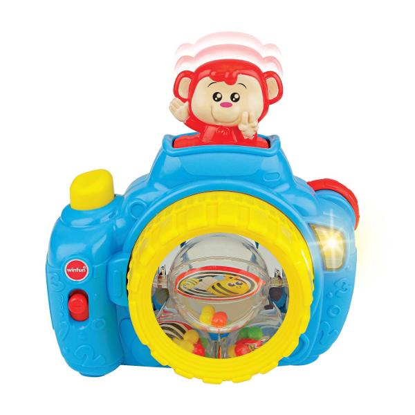 Winfun Jucarie Camera Foto Maimutica este o jucarie interactiva de rol conceputa pentru cei mici care transforma joaca de-a fotograful intr-o experienta distractiva plina de sunete lumini si elemente mobile Apasa butonul declansator si maimutica vesela apare prin surprindere in timp ce obiectivul se roteste Jucaria include o oglinda reflectorizanta o bila rotativa si margele tip zornaitoare care stimuleaza curiozitatea si explorarea senzoriala Camera este prevazuta si cu elemente 