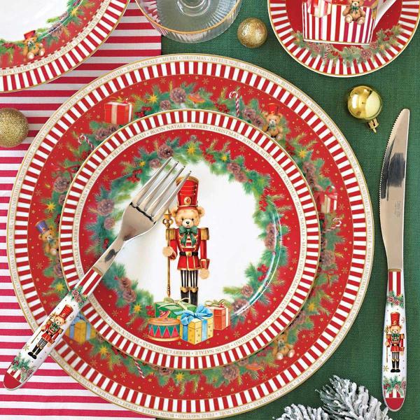 Bucur&259;-te de farmecul s&259;rb&259;torilor de iarn&259; cu cea&537;ca din por&539;elan cu farfurioar&259; Easy Life colec&539;ia Christmas Teddy un set elegant &537;i plin de veselie care aduce magia Cr&259;ciunului &icirc;n fiecare moment de relaxareRealizat&259; din por&539;elan alb cea&537;ca impresioneaz&259; prin designul s&259;u festiv decorat cu trei 